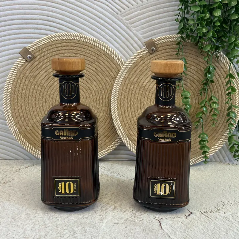 بطری آب شیاردار در چوب بطری آب شیاردار در چوب